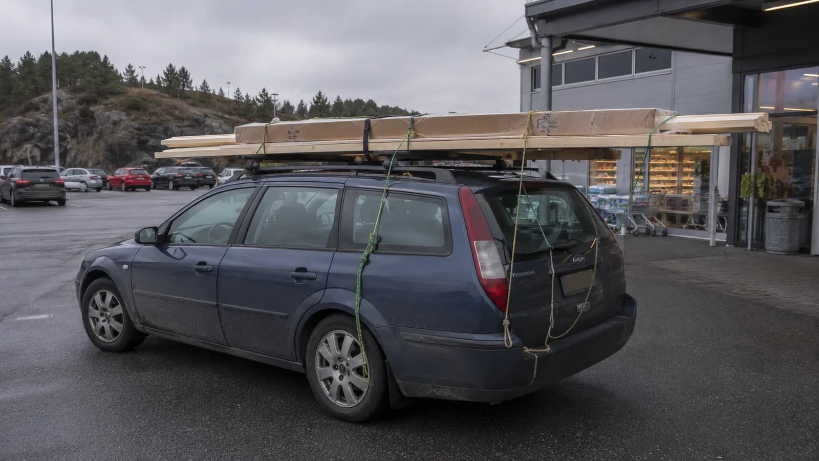 Eksempel på usikret praksis ved transport av last på takstativ.